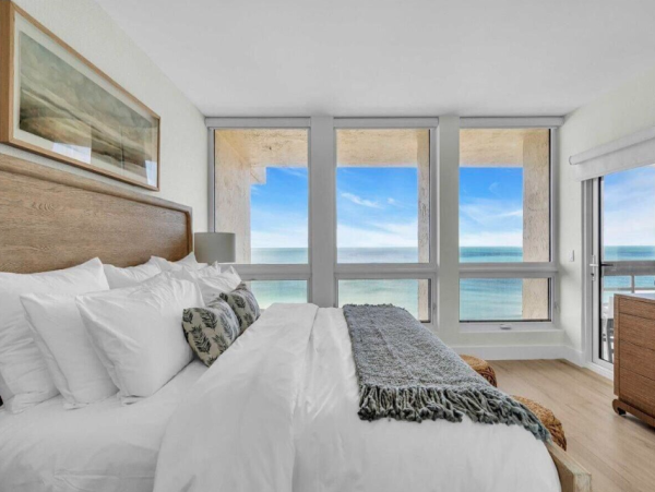 Beachfront Longboat Key Vacation Condo with Tennis Courts